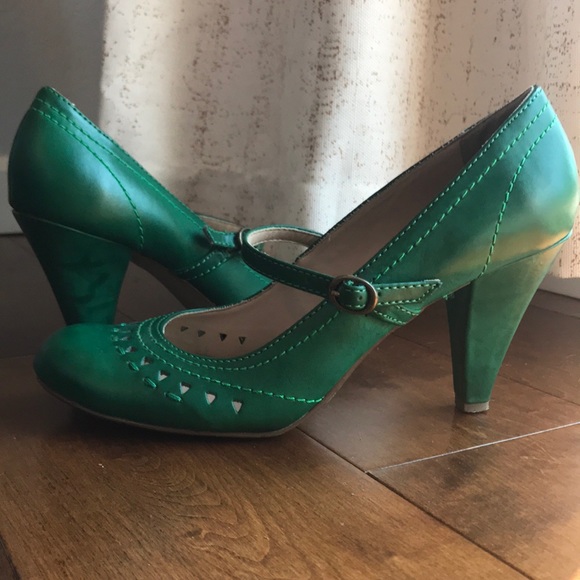 green mary jane heels